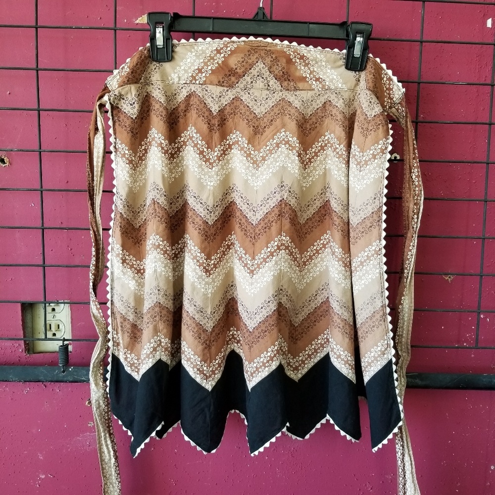 Vintage Brown Tan White Blk Chevron Pattern Apron